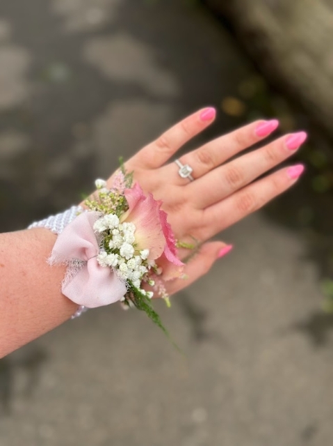 WRIST CORSAGE